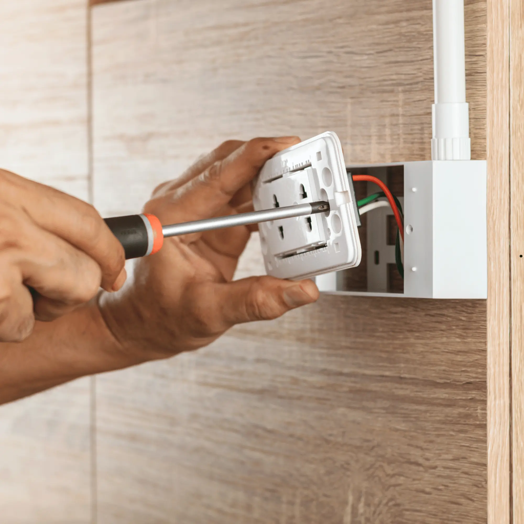 Endmontage Elektro Schweiz – Elektroinstallateur montiert Steckdose bei der Installation